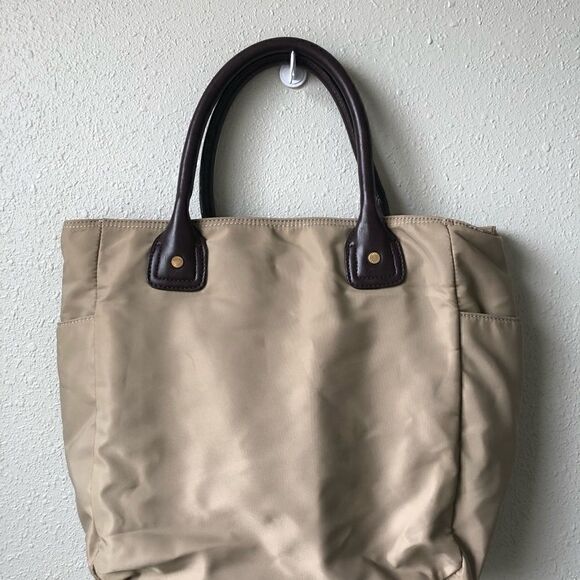 NWT Tommy Hilfiger Tan Quilted Medium Shoulder Bag - Picture 7 of 8